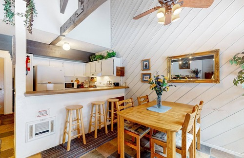 Majestic Pines Condominio | Condo near the lifts & golf with access to a pool & hot tub
