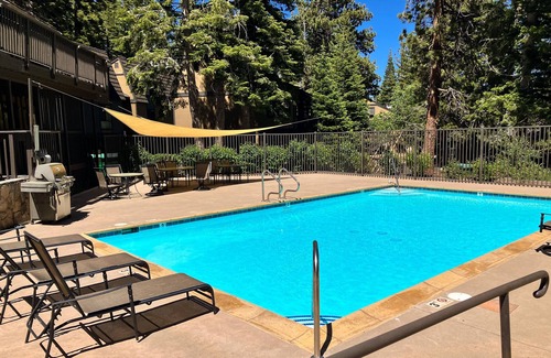 Majestic Pines Condominio | Condo near the lifts & golf with access to a pool & hot tub