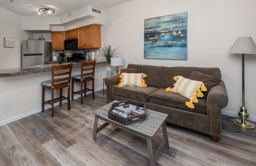 Lago Vista Condominio | ¡Tu escapada romántica te espera! Disfrute de este encantador condominio: quédese 6 noches y obtenga la séptima gratis.