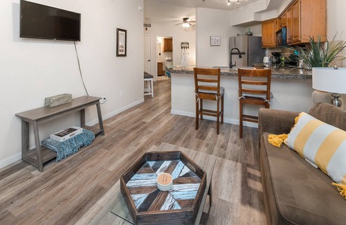 Lago Vista Condominio | ¡Tu escapada romántica te espera! Disfrute de este encantador condominio: quédese 6 noches y obtenga la séptima gratis.
