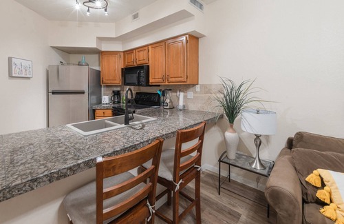 Lago Vista Condominio | ¡Tu escapada romántica te espera! Disfrute de este encantador condominio: quédese 6 noches y obtenga la séptima gratis.