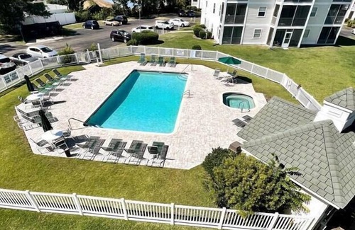 Carolina Forest Condominio | ~Condo on the Course ~ Pool ~ Sleeps 7 ~ Jacuzzi!!
