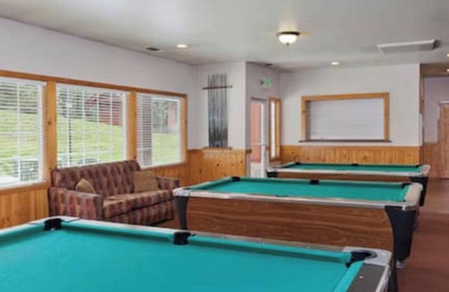 Big Bear Lake Complejo | Condo Style Resort Big Bear Lake Full Kitchen, BBQ Grill, Patio, Three Hot Tubs