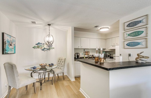 Saint Simons Island Apartamento | Condo w/ Amazing Amenities: 1 Mi to Beach!