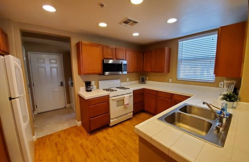 Westlake Condominio | Condo w/Gym/Pool & Garage- Near Downtown & Airport