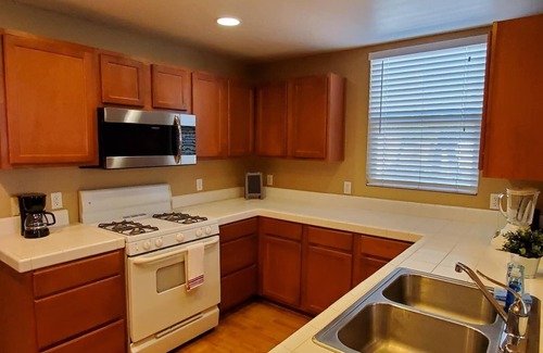 Westlake Condominio | Condo w/Gym/Pool & Garage- Near Downtown & Airport