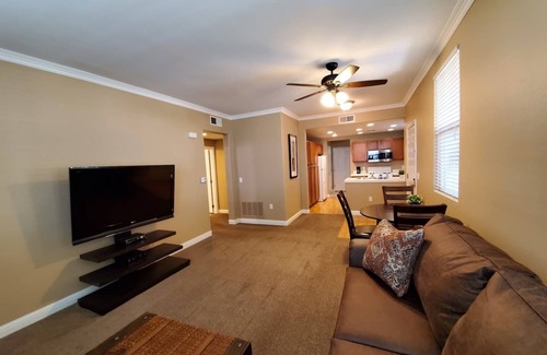 Westlake Condominio | Condo w/Gym/Pool & Garage- Near Downtown & Airport