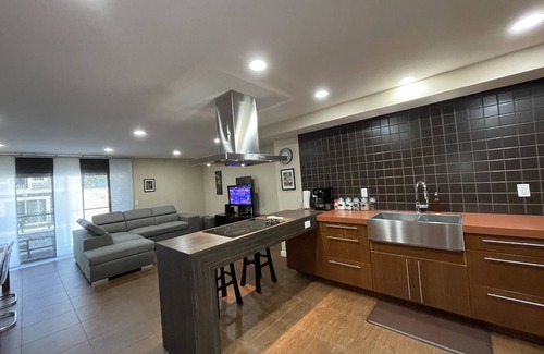 Sicamous Apartamento | Condo w/ oversize garage, walking distance to grocery, restaurants, bars, beach