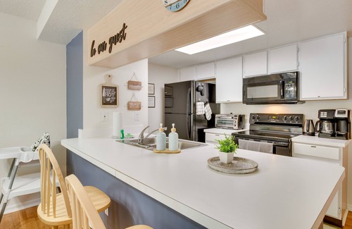 Royal Palm Bay Condominio | Condo w/ Pool Access & Patio: 8 Mi to Disney!