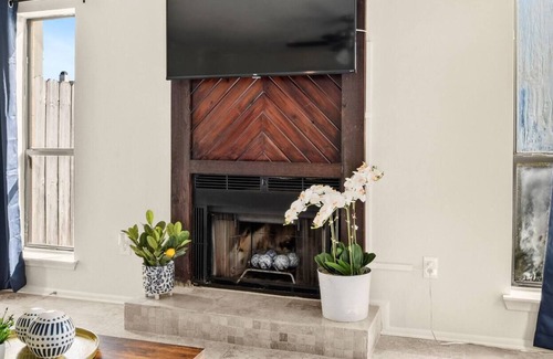 South Baton Rouge Casa | Condo w/ Pool+BBQ+Private Patio Close to it All!