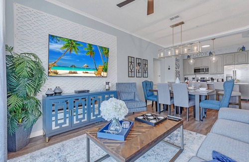 Florida Central Atlantic Coast Apartamento | Condo w/ Prime View of Lake, Pool & Fireworks!