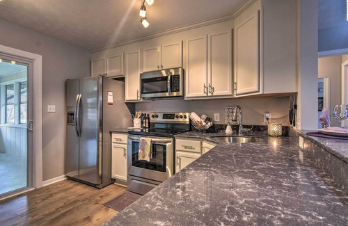 Hendersonville Condominio | NUEVO condominio actualizado, a pie del centro de Hendersonville