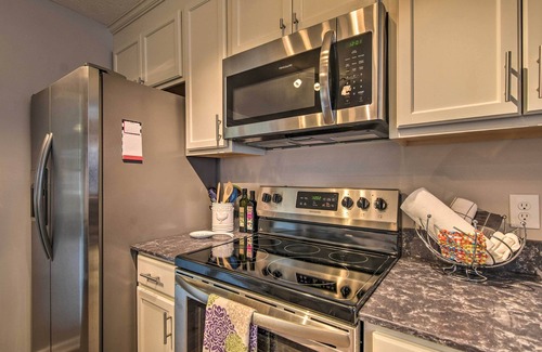 Hendersonville Condominio | NUEVO condominio actualizado, a pie del centro de Hendersonville