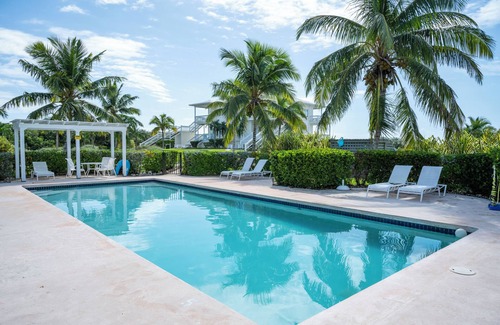 James Cistern Condominio | Penthouse Condo w / Htd Pool, playa, vista al mar 2, kayaks, carrito de golf, muelle para embarcaciones