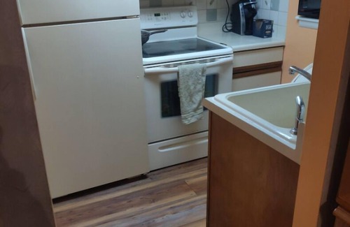 Bensalem Condominio | Condominio con 1 dormitorio, sala y baño