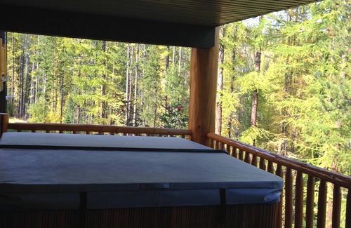 East Kootenay Condominio | Condominio con vistas a la montaña desde la bañera de hidromasaje privada en la base de la pista de esquí
