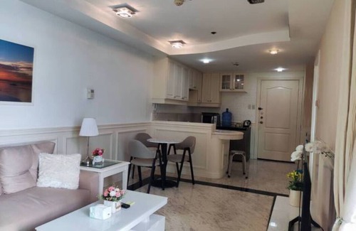Ermita Night District Condominio | Condo with balcony and bay view in malate, manila