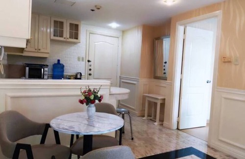 Ermita Night District Condominio | Condo with balcony and bay view in malate, manila