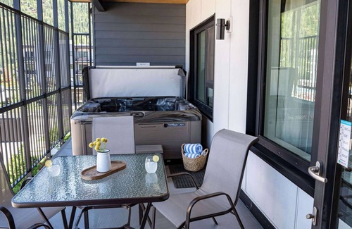 Revelstoke Condominio | Condo with Hot Tub - The Monashee House