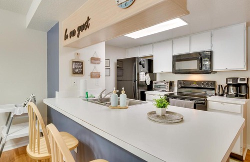 Royal Palm Bay Apartamento | Condo with Pool Access and Patio 8 Mi to Disney!