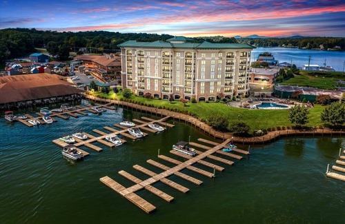 Westlake Corner Condominio | LAKE Stardust - Condo with pool ! Pet friendly