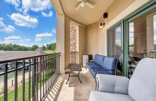 Westlake Corner Condominio | LAKE Stardust - Condo with pool ! Pet friendly
