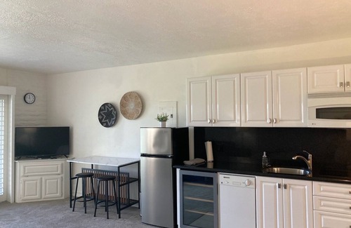 Palm Desert Complejo | Condo within walking distance to El Paseo for shopping and restaurants.