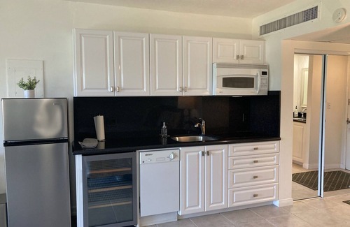Palm Desert Complejo | Condo within walking distance to El Paseo for shopping and restaurants.
