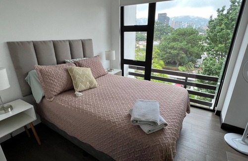 Zona 15 Apartamento | Condominio con estillo en area tranquilla y contemporania.