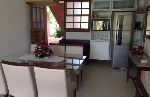 Praia do Forte Apartamento | Condominio en Praia do Forte 2 habitaciones, estructura de ocio, aire, tv e internet