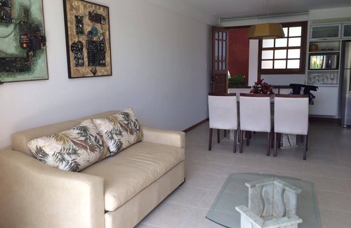 Praia do Forte Apartamento | Condominio en Praia do Forte 2 habitaciones, estructura de ocio, aire, tv e internet