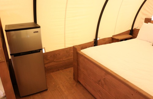 Shreveport Cabina | Conestoga Glamping Wagon overlooking the Soda Lake Wildlife Reserve
