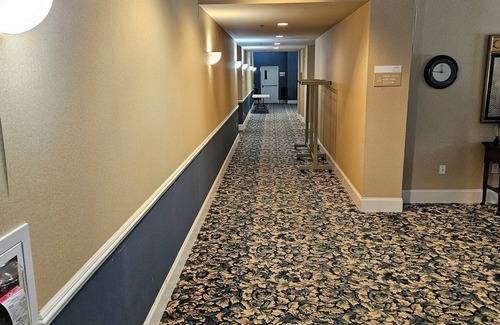 Valley Forge Casa | Conference Center Hotel Phoenixville with WiFi, AC
