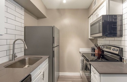 Deer Valley Apartamento | CONGRATS! You’ve found a large1BR apt w/high-end appliances in a prime location!