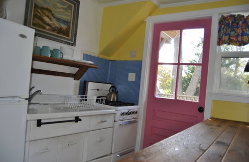 Cape May Cabaña | Congress Street Cottage - ¡Fácil paseo a las playas, restaurantes y tiendas!