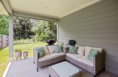 Conroe Casa | Conroe 3BR Sleeps 12 | Fenced Yard + Garage Games