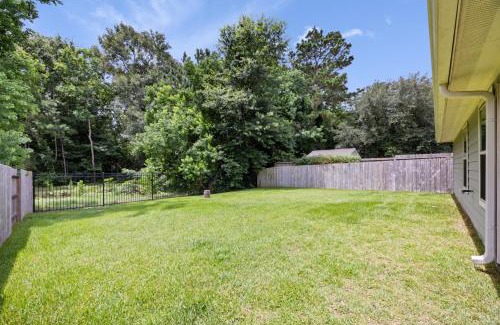 Conroe Casa | Conroe 3BR Sleeps 12 | Fenced Yard + Garage Games