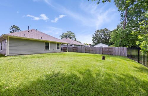Conroe Casa | Conroe 3BR Sleeps 12 | Fenced Yard + Garage Games