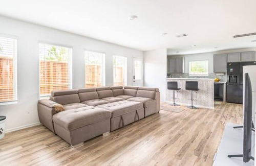 Conroe Casa | Conroe 4br 2.5ba w/ Loft + Huge Backyard + Pets OK