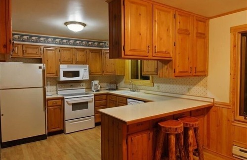 Gardiner Cabina | Yellowstone River Lodge - Capacidad para 18 a 10 millas de la entrada al parque de Yellowstone.