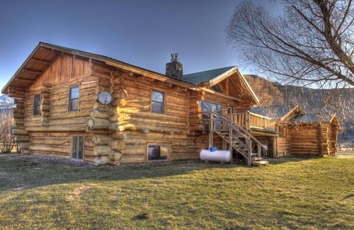 Gardiner Cabina | Yellowstone River Lodge - Capacidad para 18 a 10 millas de la entrada al parque de Yellowstone.