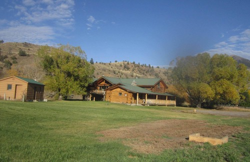 Gardiner Cabina | Yellowstone River Lodge - Capacidad para 18 a 10 millas de la entrada al parque de Yellowstone.