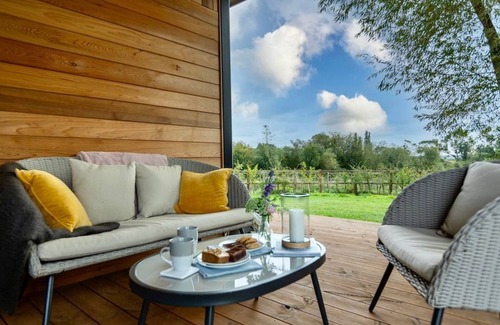 Colchester Casa | "Constable": Eco Lodge: Private Hot Tub