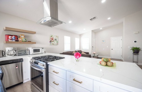 Canyon Gate Casa | "Contact me, and there might be a pleasant surprise."