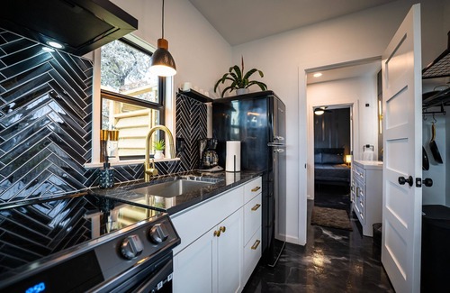 New Braunfels Cabina | Contained In Gruene! Hot Tub/Outdoor Shower