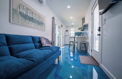 New Braunfels Cabina | Contained in Gruene River Theme. 5 minutes to Gruene Hall