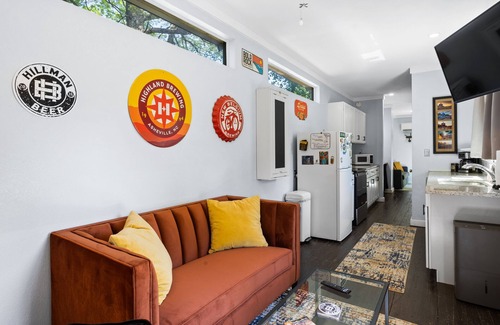 Hendersonville Casa | Container Home w/ a Fenced Yard