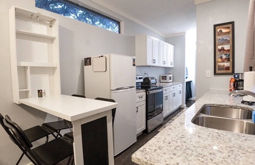 Hendersonville Casa | Container Home w/ a Fenced Yard
