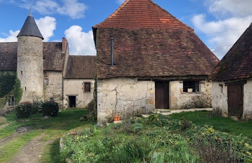 Brigueil-le-Chantre Cabaña | Contemporary Barn Conversion by a Medieval Chateau