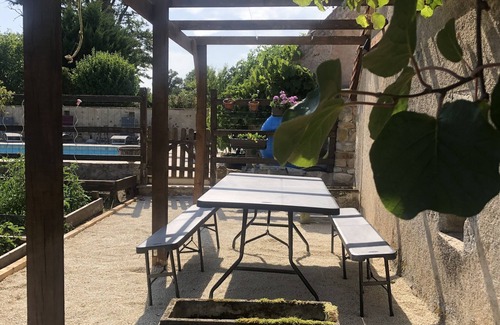 Brigueil-le-Chantre Cabaña | Contemporary Barn Conversion by a Medieval Chateau